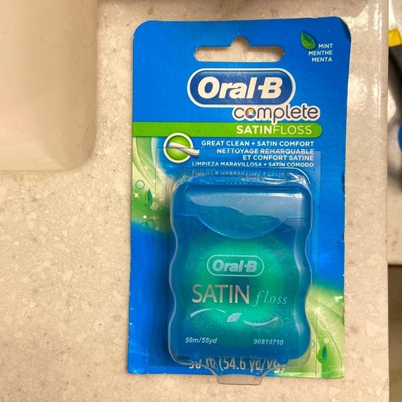 Oral B complete satin floss - Picture 1 of 2